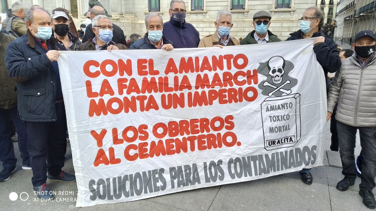 SaludLab_CCOO's tweet photo. Ahora, concentración frente al Congreso de los Diputados junto a las víctimas del #amianto. ¡Fondo de Compensación YA! #JusticiaVictimasAmianto https://t.co/QUDSJ48UNY
