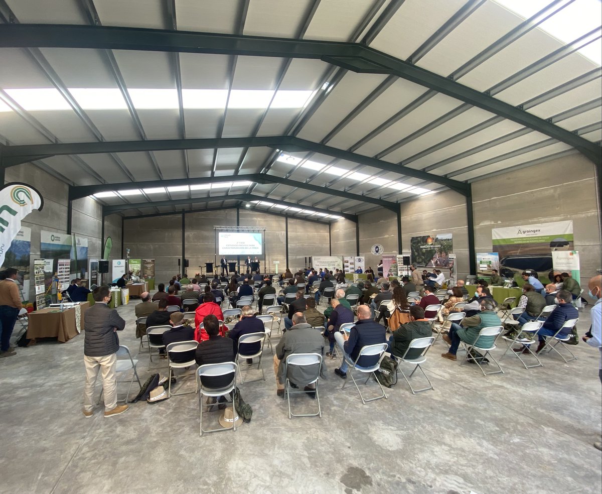 Agromillora_'s tweet photo. 🗣 ‘Historia de un viaje con destino a plantaciones de éxito’

👂La sala repleta aprendiendo y escuchando los factores necesarios para realizar una plantación de #leñosos.

#Almendro #Olivo #Pistacho https://t.co/tzcLEp0heg