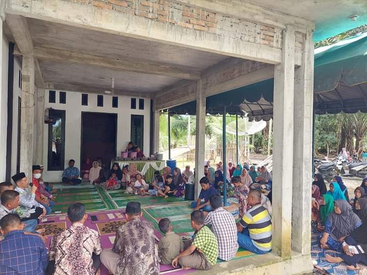rakan_tarmizi's tweet photo. Hari ini Bg Tarmizi, SP bersilaturrahmi dgn masyarakat pedalaman Aceh Barat, Kec. Meureubo dlm agenda reses di Gp. Bukit Jaya yg dihadiri olh tokoh masyarakat, keuchik, anak yatim dari Gp. Bukit Jaya, Sumber Batu dan Buloh.

#AwakDroe
#YangKanaBekTabohYangGadohTamita
#PartaiAceh https://t.co/s99H97BOPK