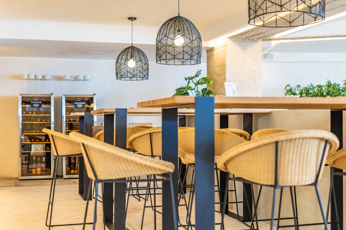 reydimobel's tweet photo. Contamos con una extensa variedad de sillas y taburetes para proporcionar la mejor experiencia a tus clientes. Elegancia, diseño y confort  para combinar en tu negocio.
Pueden encontrarnos: 
Gran Canaria | Tenerife | Lanzarote | Palma de Mallorca
Proyecto: Las burras Beach House. https://t.co/NZ6KV2es6G