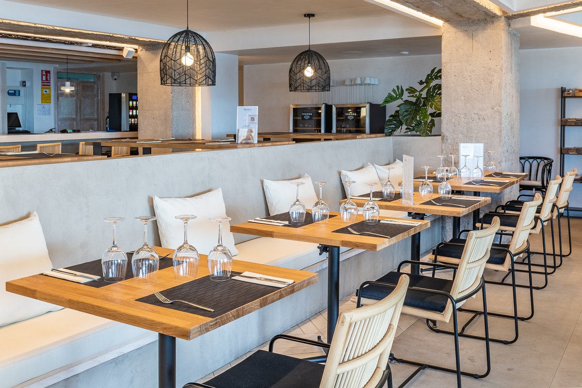 reydimobel's tweet photo. Contamos con una extensa variedad de sillas y taburetes para proporcionar la mejor experiencia a tus clientes. Elegancia, diseño y confort  para combinar en tu negocio.
Pueden encontrarnos: 
Gran Canaria | Tenerife | Lanzarote | Palma de Mallorca
Proyecto: Las burras Beach House. https://t.co/NZ6KV2es6G