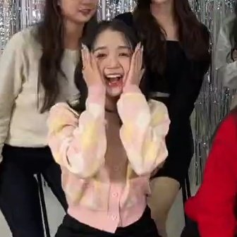 yj4lrz's tweet photo. AAAAAAAAAAAAAAAA SHE'S SO CUTE😭😭😭😭😭 https://t.co/Wl6npu37el