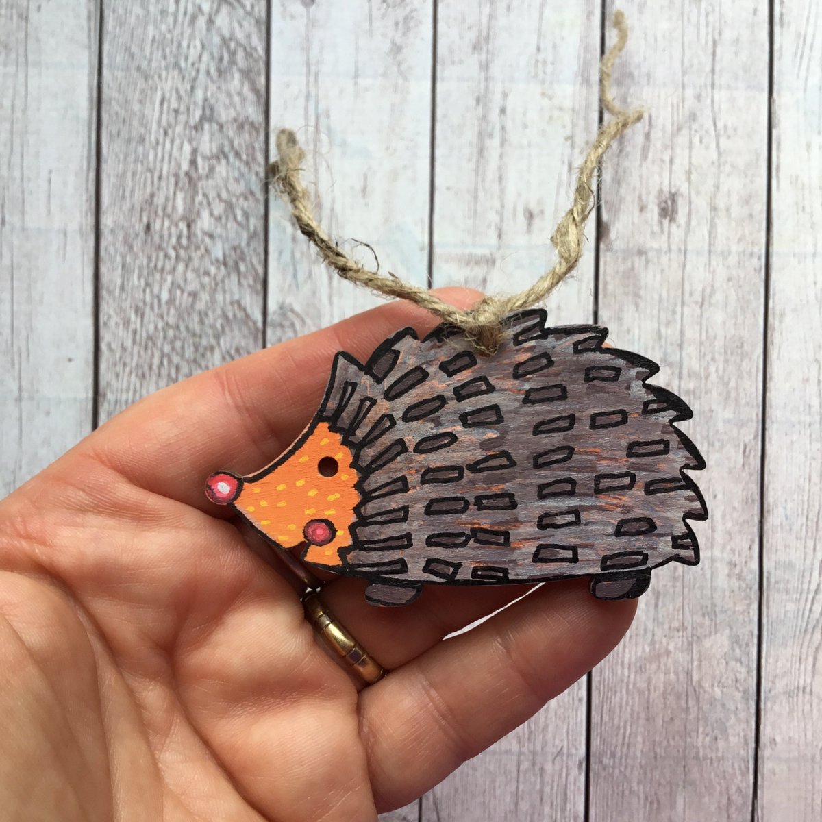 buck_lj's tweet photo. Hedgehog Hug Gift, Cute Gift For Teacher, Wooden Hedgehog Tag, Missing You, Thinking Of You, Letterbox Gift, Gift For Friend, Family Gift. https://t.co/VPJlPExVbO #Etsy #Slumbermonkey #HugGift https://t.co/oAXc8cB8lk