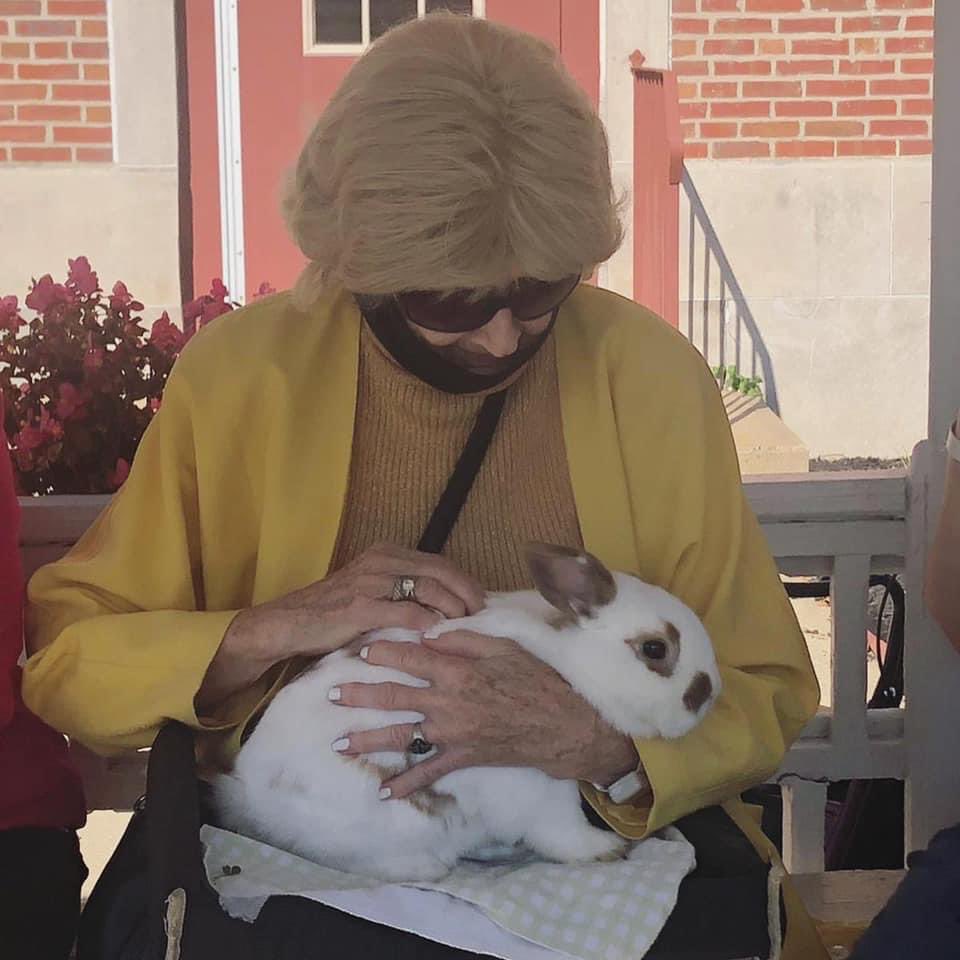 FarmFriendsLLC's tweet photo. The animals enjoyed meeting new friends at an Assisted Living visit! ❤️🐰🎉🐐#animalvisit #assistedliving #memorycare #memorycareunit #rabbits #goats #bunnies #farmfriendsllc #animalassistedactivities https://t.co/JqFtXBVcWC