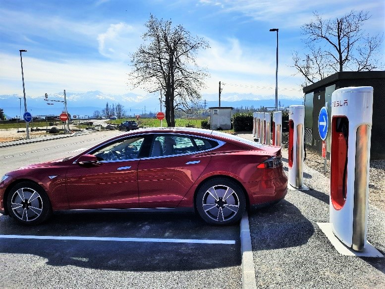 Eurovia_France's tweet photo. Eurovia contribue à la #décarbonation des #transports 🚗🍃
👉 À la demande d'#EasyCharge, l'agence de #Chambéry a réalisé la conception et la réalisation de 2 aires de chargement de #véhiculesélectriques pour
@Tesla et #EuroGarage sur l'#A43 à l'entrée de la #Savoie Mont-Blanc https://t.co/eJtVhp1G14