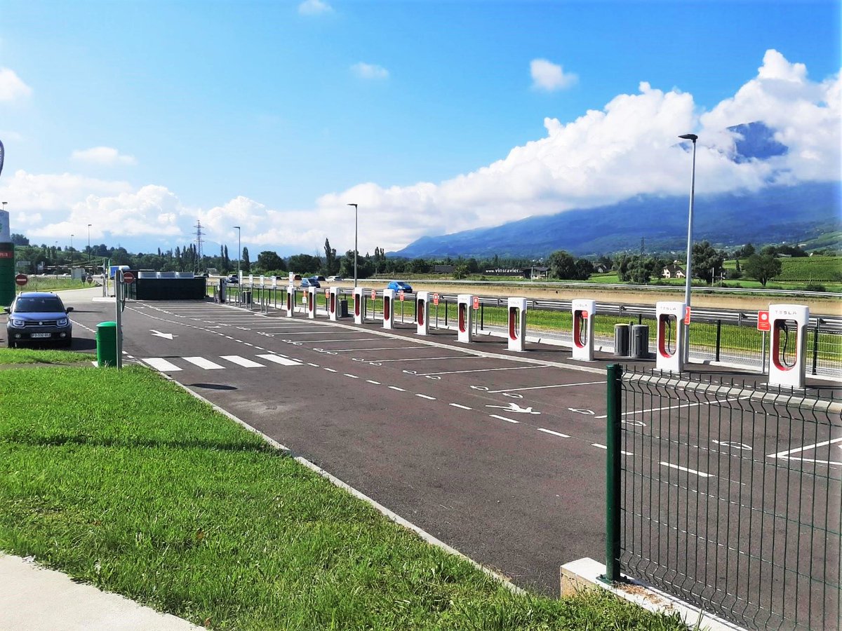 Eurovia_France's tweet photo. Eurovia contribue à la #décarbonation des #transports 🚗🍃
👉 À la demande d'#EasyCharge, l'agence de #Chambéry a réalisé la conception et la réalisation de 2 aires de chargement de #véhiculesélectriques pour
@Tesla et #EuroGarage sur l'#A43 à l'entrée de la #Savoie Mont-Blanc https://t.co/eJtVhp1G14