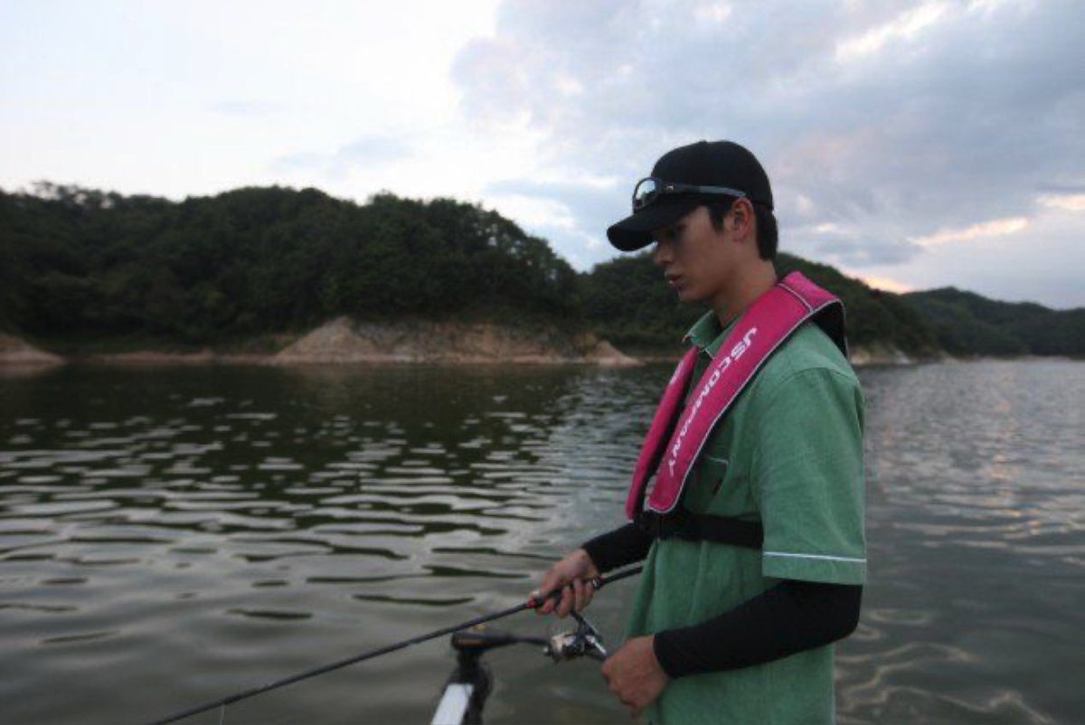 iamchichers's tweet photo. D-10
Changsub and Sungjae went fishing today. Based on the Changsub’s IG post, he caught a fish first than Sungjae. Oops! 😂 (P.S. this is an old photo)
Also, we’re down to single digit countdown na tom. Waaah 🤗
#WaitingForYook
#YOOK_SUNGJAE #육성재 https://t.co/sG1YGR4Owm
