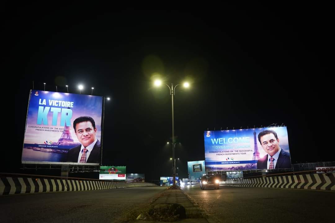 B_Shiva_Goud's tweet photo. మంత్రి శ్రీ కే. తారకరామారావు విజయవంతంగా తన ఫ్రెంచ్ పర్యటన ముగించుకొని నగరానికి వచ్చిన సందర్భంగా #శంషాబాద్ లో ఏర్పాటు చేసిన భారీ హోర్దింగ్స్ పలువురుని ఆకట్టుకుంటున్నాయి.

విజయవంతమైన కేటీఆర్ పర్యటన అంటూ ఫ్రెంచ్ పదంతో ఏర్పాటు చేసిన ఈ హోర్డింగ్స్ 
@KTRTRS https://t.co/c0jJyupo4A
