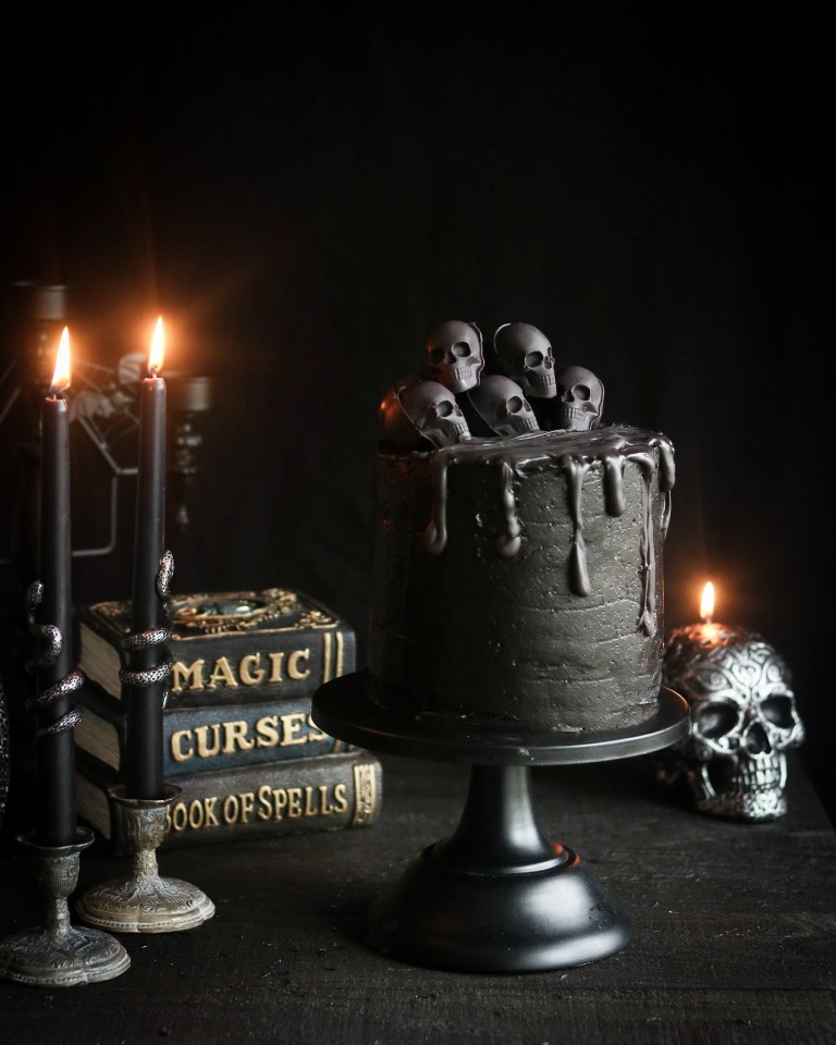 CORPSE CAKE: Part of the practice of sin-eating, this version was recorded in medieval Germany and Hungary. A leavened cake was placed on a corpse's chest to rise and absorb the person's virtue. It was then eaten by the deceased's family. 
#FolkloreThursday
(📷: <a href="/Peaches2PBlog/">Peaches2Peaches</a>)