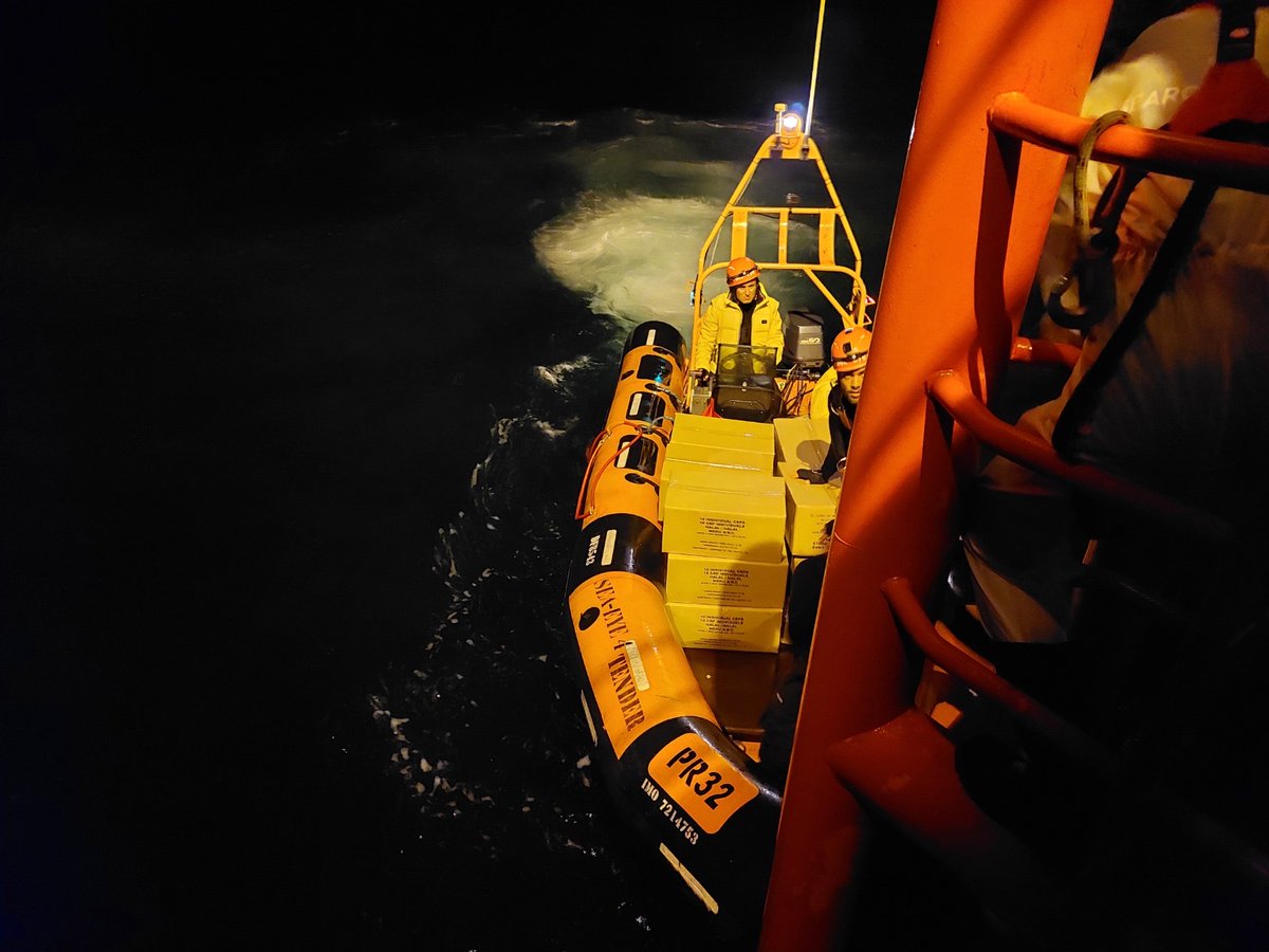 SOSMedFrance's tweet photo. Nous avons assisté le #SeaEye4 et plus de 800 rescapé.e.s à son bord en leur fournissant des vivres supplémentaires la nuit dernière et ce matin. (2/2) https://t.co/qqN6wjLPsu