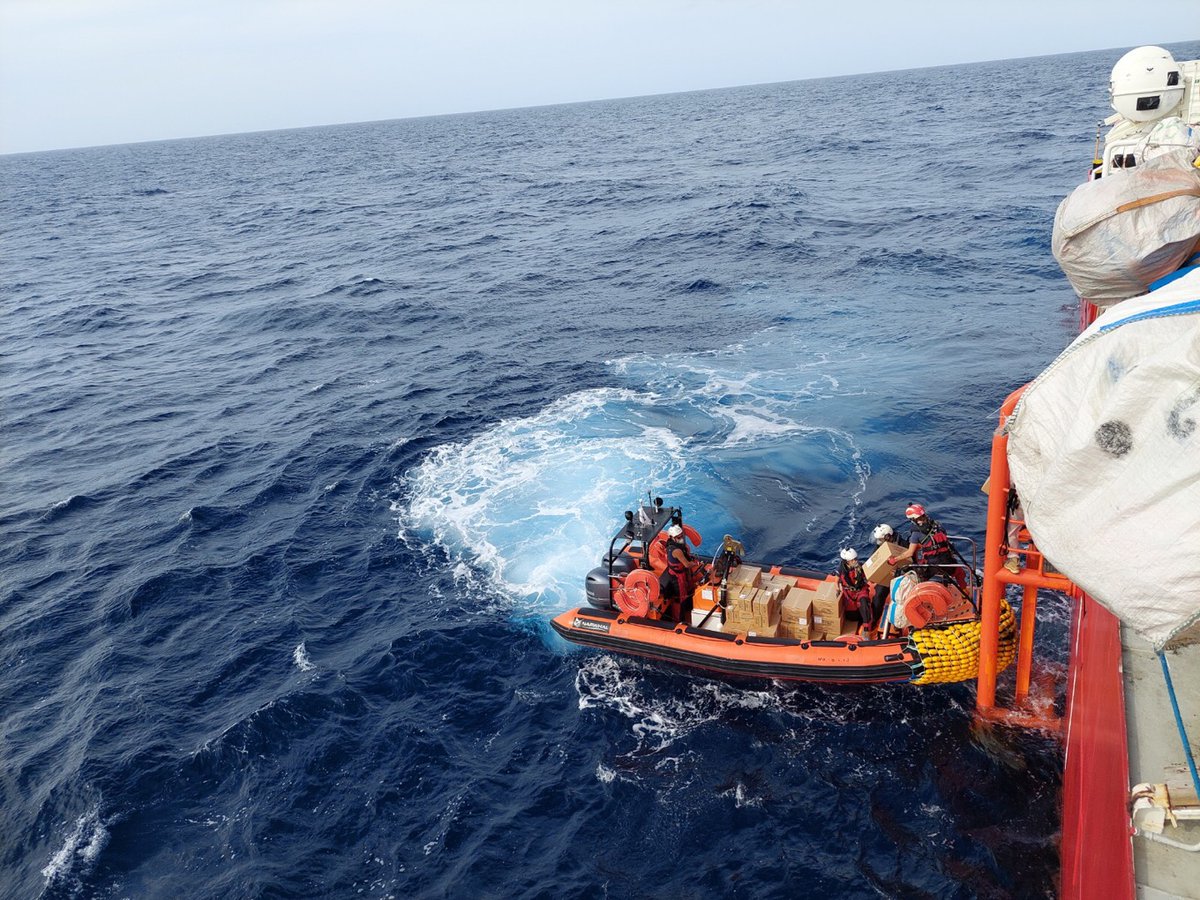 SOSMedFrance's tweet photo. Nous avons assisté le #SeaEye4 et plus de 800 rescapé.e.s à son bord en leur fournissant des vivres supplémentaires la nuit dernière et ce matin. (2/2) https://t.co/qqN6wjLPsu
