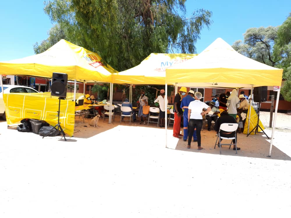 MascomWireless's tweet photo. Hallo aan die stad Werda👋🏾

Mascom is in your area. Join us by the main complex for affordable deals, you can get yourself the amazing Mascom Talkmore SIM, the MyZaka VISA Card and many affordable smartphones. 

Le wena yo o ko Kokotsha, Bray le Makopong oka re etela. #Werda https://t.co/7HjQs78vZV