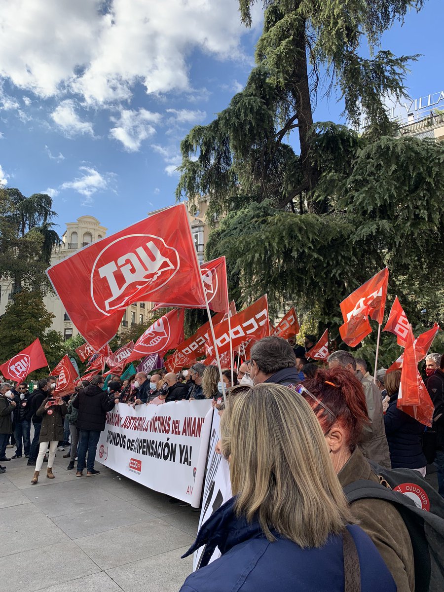 EherasMo's tweet photo. Esta mañana Concentracion frente al #CongresoDeDiputados de las asociaciones de afectados por el amianto, @UGT_Comunica y #CCOO, exigiendo la creación de un fondo para indemnizar a l@s trabajares y familiares afectados, #ElAmiantoMata https://t.co/vKXWzWu4Iw