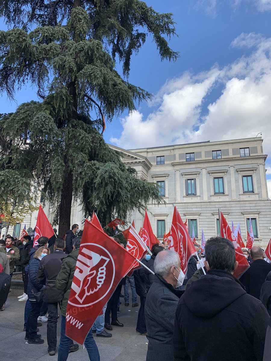 Esta mañana Concentracion frente al #CongresoDeDiputados de las asociaciones de afectados por el amianto, <a href="/UGT_Comunica/">UGT</a> y #CCOO, exigiendo la creación de un fondo para indemnizar a l@s trabajares y familiares afectados, #ElAmiantoMata