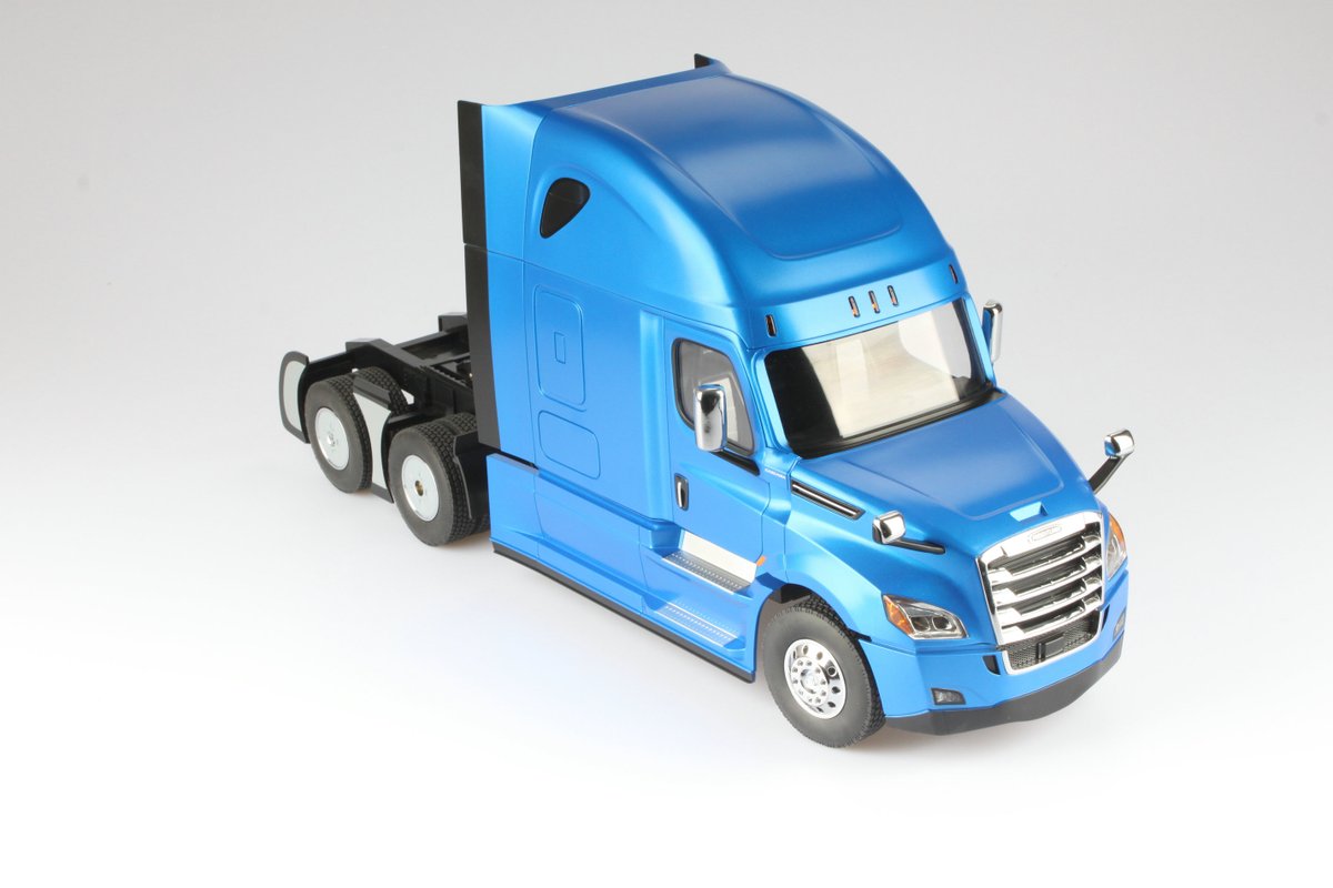 AccurateDiecast's tweet photo. Arriving December
1:16 scale RC Freightliner Cascadia Raised Roof Sleeper Truck model from Diecast Masters 
Full function RC, indicators, head, brake and reverse light
Realistic sounds &amp; Remote 5th wheel king pin lock
https://t.co/X1xiIGPSXK
£249.00 +Postage (Free to Mainland UK) https://t.co/Ods4pOAfxW