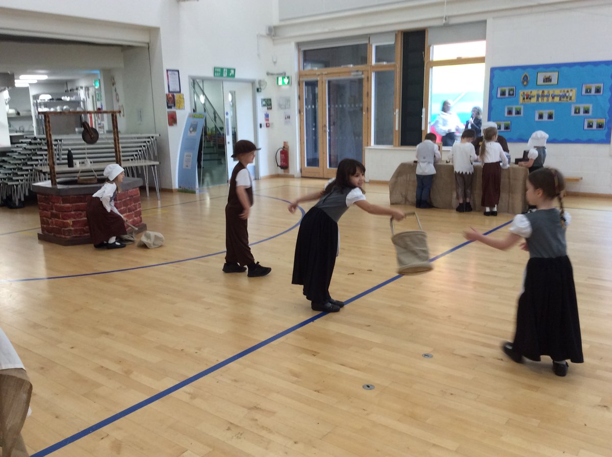 HarpAcademy1's tweet photo. Year 1 travelled back in time today to 1666 when the Great Fire of London was burning. They have been busy learning to carry out lots of important jobs that happened during the time of the fire #history #firsthandlearning #historyoffthepage https://t.co/788JcT1n1j