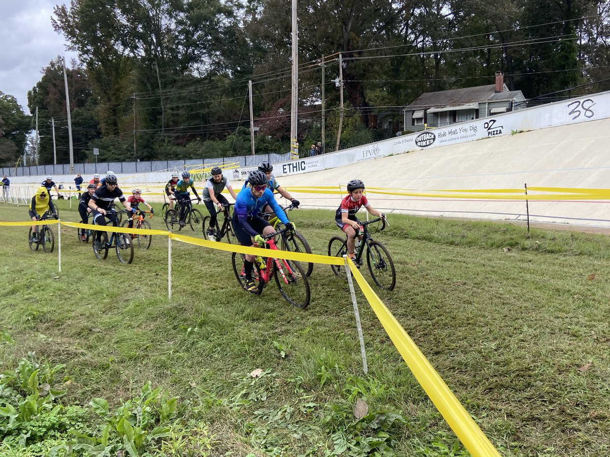 7Crabbe75's tweet photo. @CXHairs @cyclocrossradio @TheShoeStar @landsoftly We had a velodrome CX race @GA_CX over the weekend as well @dicklanevelo! BTW checkout the 8 year old going for the hole shot in the men’s cat 5! #crossishere #usacx https://t.co/eQBdCK0ul0