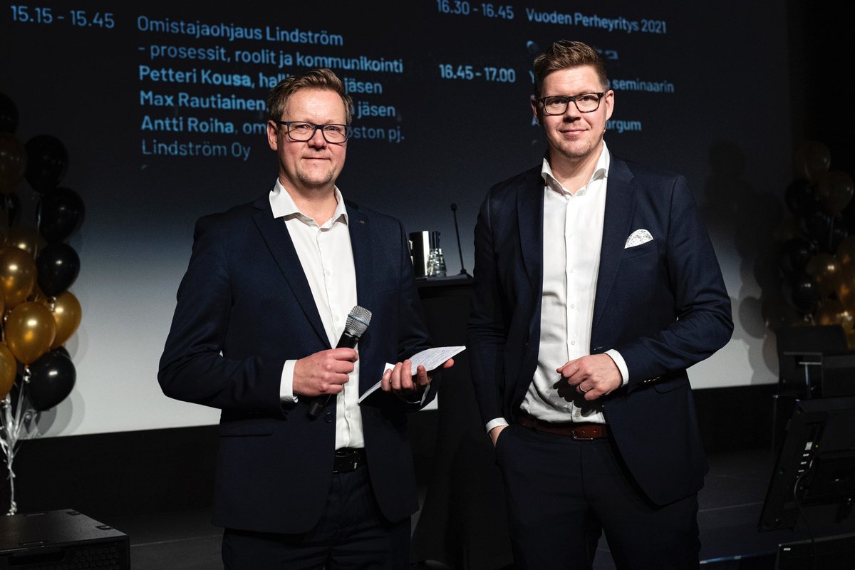 Sinttu_AW's tweet photo. On siinä komiat herrat! Vaan kumpi on kumpi?🧐 @AnttiLindtman @tiessalo @Perheyritys 
#perheyritys #syysseminaari #kuinkaksimarjaa https://t.co/x0RjKtV7mp