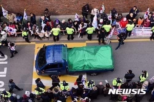 박대통령 구속된 후에 매입했던 본인은 알지도 못하는 사저가  공매로 넘어가고 그 이삿짐 또한 본인은 알지도 못하는 어디론가로 갔다. 이삿짐이 얼마나 없었으면 포장이사도 아니고 저렇게 오픈된 용달차로 옮겨 졌을까? 뇌물받았으면 살림이 저러했겠는가? 억울하기 짝이 없다.