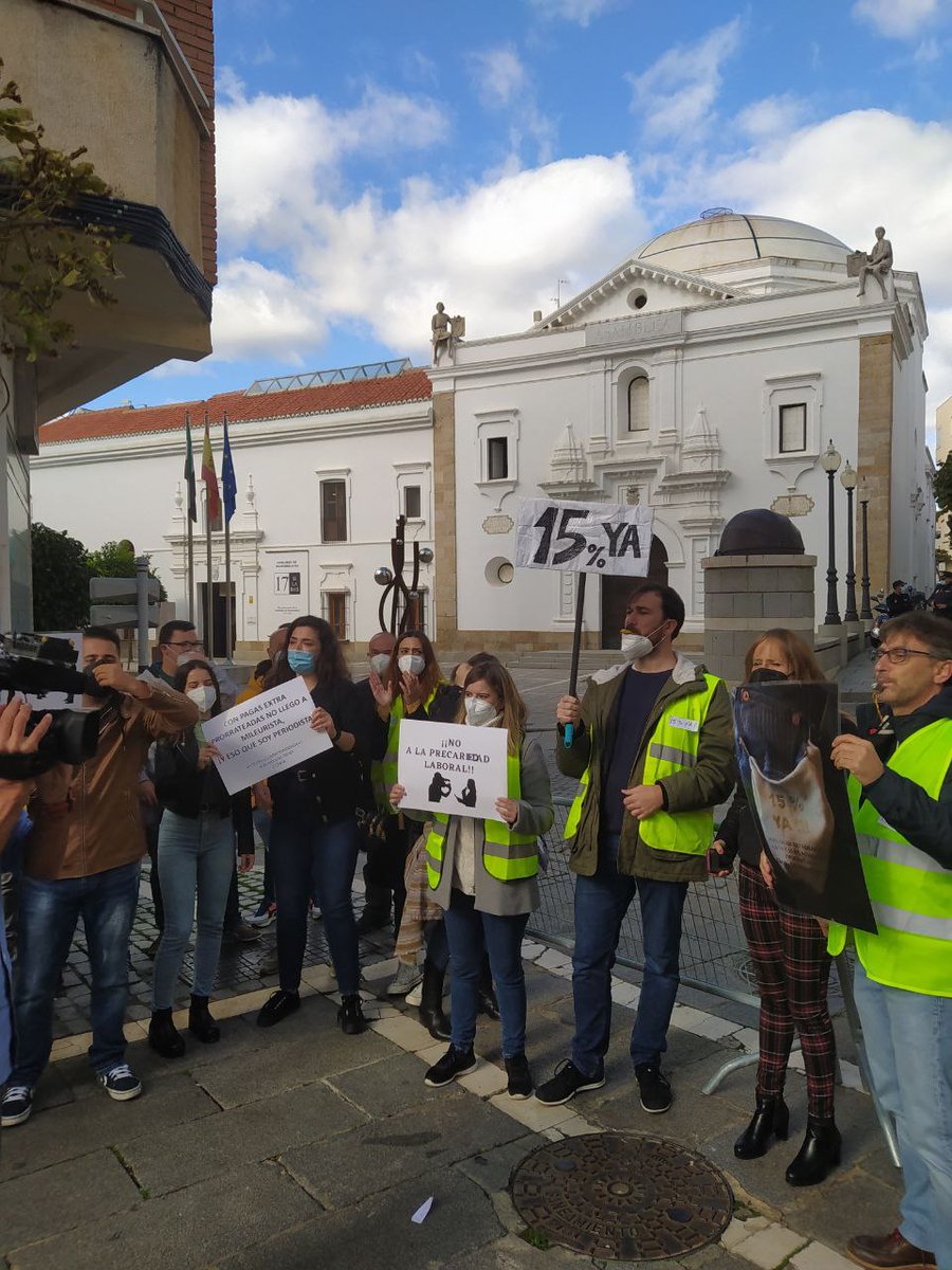 Unidasporext's tweet photo. Todo nuestro apoyo a los trabajadores de @cextremadura en sus protestas por las pésimas condiciones salariales arrastradas desde hace años. https://t.co/RWJUI4FD9r