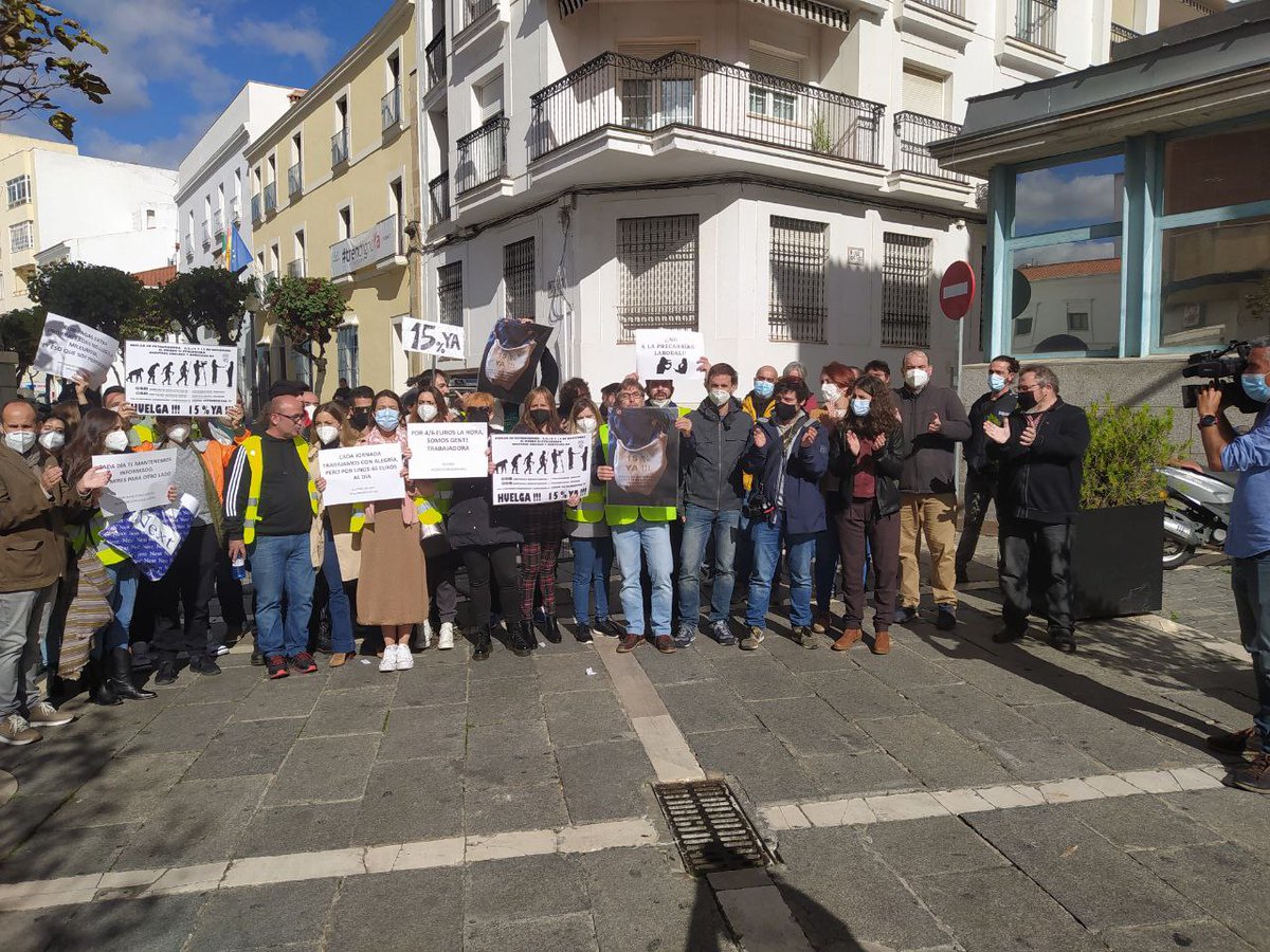 Unidasporext's tweet photo. Todo nuestro apoyo a los trabajadores de @cextremadura en sus protestas por las pésimas condiciones salariales arrastradas desde hace años. https://t.co/RWJUI4FD9r