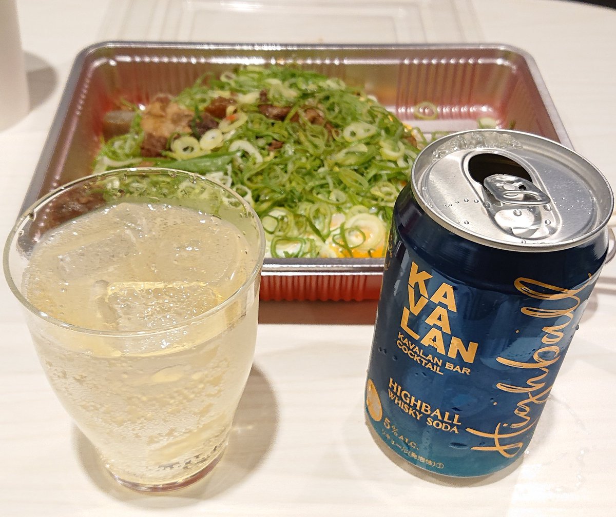 gt2170ny's tweet photo. 今日の夕食は #メッセ熊 さんの #ネギおこ と #カバラン のウィスキーソーダ。
ネギおこ は豚玉？の上に牛スジ煮込みと大量の長ネギが載っていてボリュームあって美味しいです。
お店が混んでいたので持ち帰りにしましたが、店内で熱々をビール🍺で流し込みたかったです😬
#KAVALAN #BarCocktail https://t.co/VXKMZcOqS5