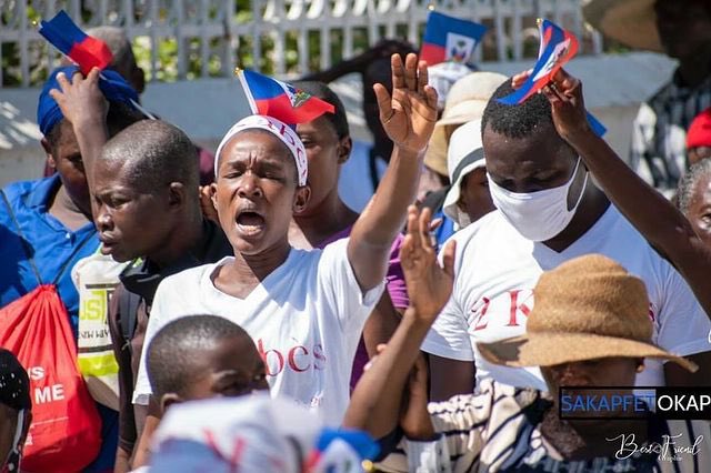haitienespanol's tweet photo. El lunes pasado 1 de noviembre hubo una manifestación pacífica de grupos evangélicos en Cap Haitien, en contra de la pobreza, inseguridad y secuestro. Somos más la gente buena en Haití 🇭🇹 ningún medios ha hablado de esto. | Foto @SakapfetOkap | #HaitíenEspañol https://t.co/IBYZtlbhip