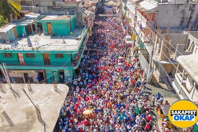 haitienespanol's tweet photo. El lunes pasado 1 de noviembre hubo una manifestación pacífica de grupos evangélicos en Cap Haitien, en contra de la pobreza, inseguridad y secuestro. Somos más la gente buena en Haití 🇭🇹 ningún medios ha hablado de esto. | Foto @SakapfetOkap | #HaitíenEspañol https://t.co/IBYZtlbhip