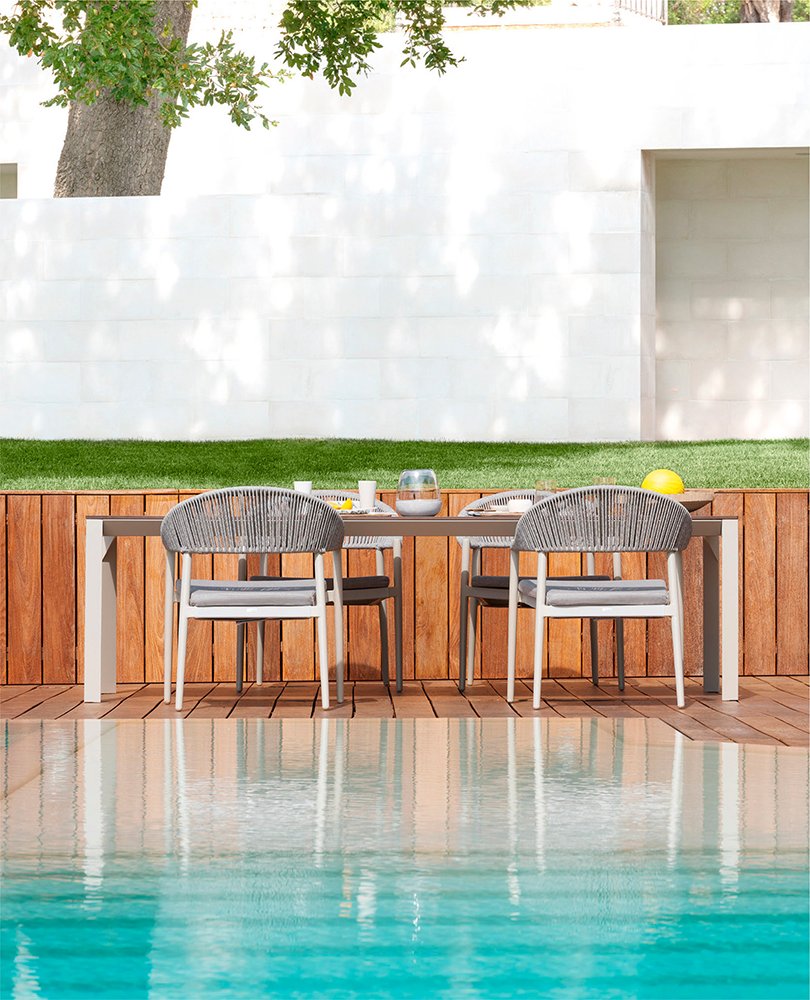 reydimobel's tweet photo. El comedor en la piscina, una manera diferente de celebrar los momentos en familia. El mobiliario de acero es perfecto para la exposición exterior a las diferentes temperaturas y sol. 

Gran Canaria | Tenerife | Lanzarote | Palma de Mallorca
➕ℹ️: https://t.co/5s9WsFUDOA https://t.co/U3F3ozoiJu