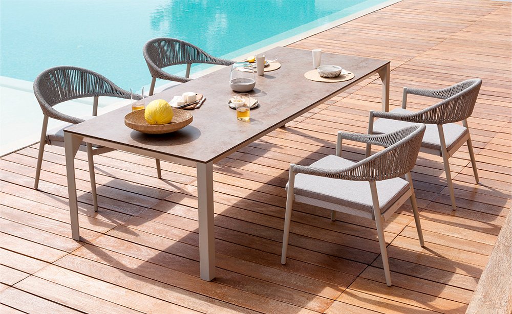 reydimobel's tweet photo. El comedor en la piscina, una manera diferente de celebrar los momentos en familia. El mobiliario de acero es perfecto para la exposición exterior a las diferentes temperaturas y sol. 

Gran Canaria | Tenerife | Lanzarote | Palma de Mallorca
➕ℹ️: https://t.co/5s9WsFUDOA https://t.co/U3F3ozoiJu