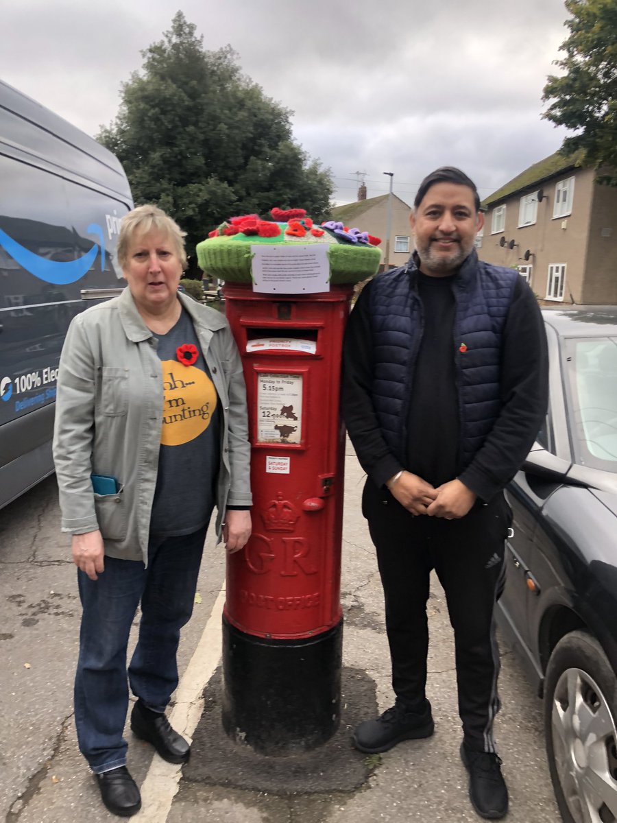 ThurrockPost's tweet photo. A big thank you to Susan for knitting the letterbox cover for Remembrance Day. #RemembranceDay https://t.co/mTWRWw3TPt