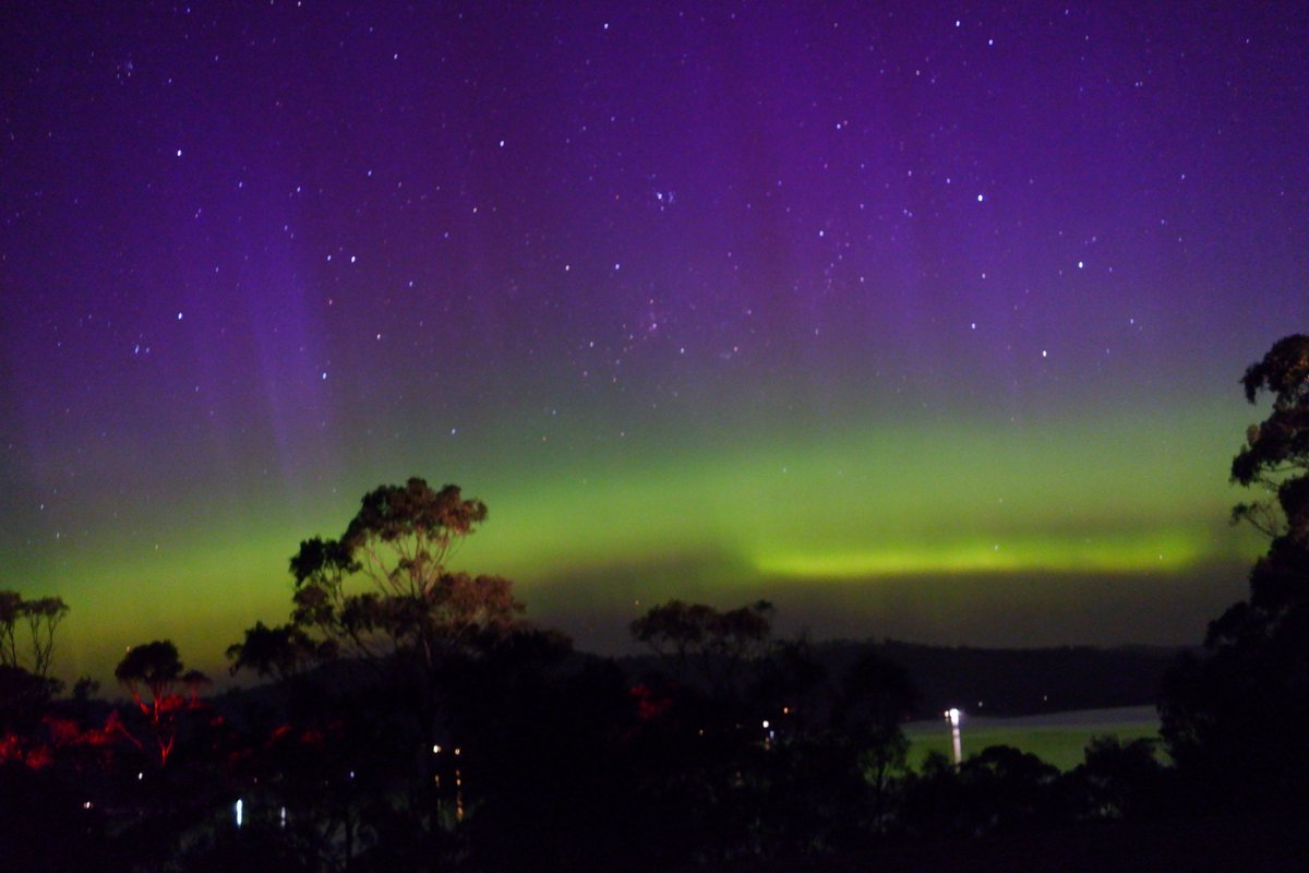 Notebook_Notes's tweet image. Unedited pictures of tonights #auroraaustralis dancing across the sky from #Hobart #Australia