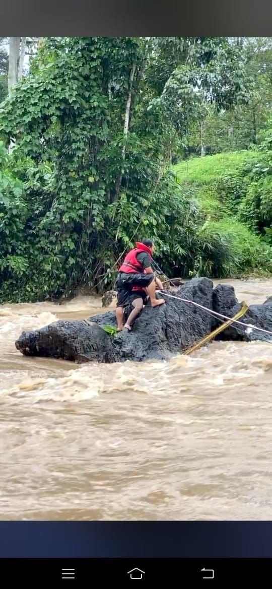 4 Nov 2021 / Khamis 
BBP Kampar
OPS MENYELAMAT MANGSA TERPERANGKAP DI TENGAH SUNGAI
OPS menyelamat mangsa seorang kanak2 berusia  12 Tahun yang terperangkap di tengah sungai. Mangsa berjaya diselamatkan oleh  diketuai oleh Tn Sabarodzi (Pen Pengarah Bhg Latihan JBPM Ng Perak
