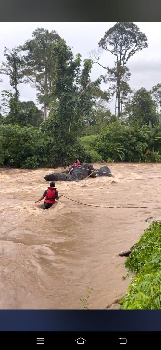 BOMBAperak's tweet photo. 4 Nov 2021 / Khamis 
BBP Kampar
OPS MENYELAMAT MANGSA TERPERANGKAP DI TENGAH SUNGAI
OPS menyelamat mangsa seorang kanak2 berusia  12 Tahun yang terperangkap di tengah sungai. Mangsa berjaya diselamatkan oleh  diketuai oleh Tn Sabarodzi (Pen Pengarah Bhg Latihan JBPM Ng Perak https://t.co/8FTNvrepsv