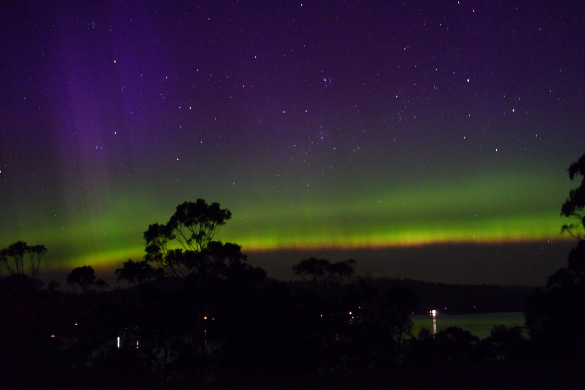 Notebook_Notes's tweet image. Unedited pictures of tonights #auroraaustralis dancing across the sky from #Hobart #Australia