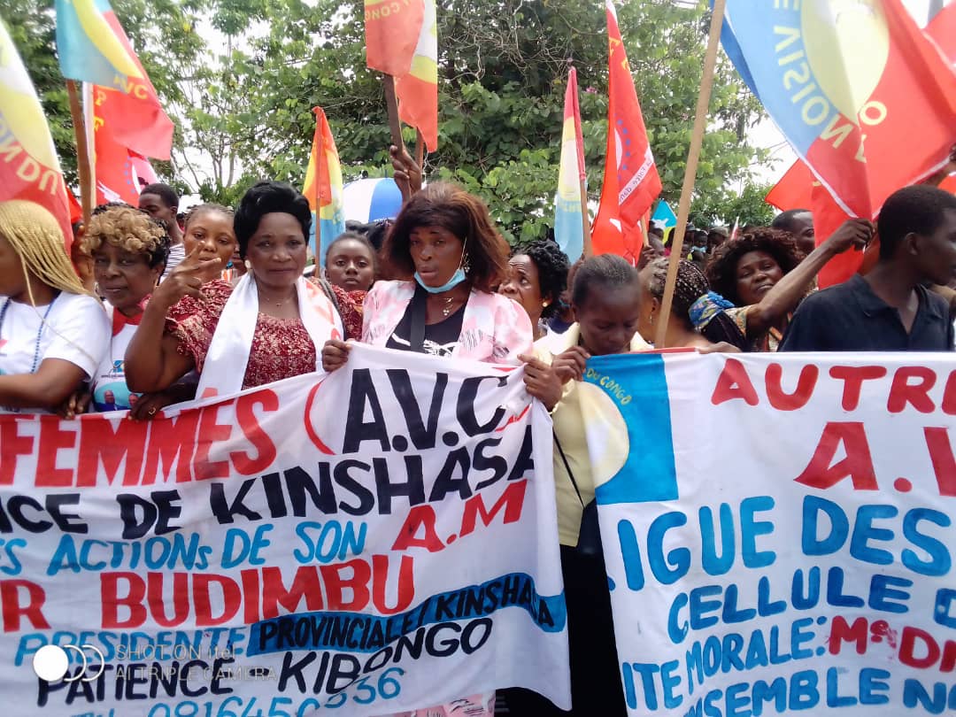 AvcRdc's tweet photo. Les drapeaux de AVC toujours flottants, cette fois-ci avec La ligue des femmes qui à son tour est présente à l’aéroport de Ndjili pour l’accueil du président de la république Félix-Antoine Tshisekedi ce jeudi 04 Nov 2021 https://t.co/YcT3ov5vXI