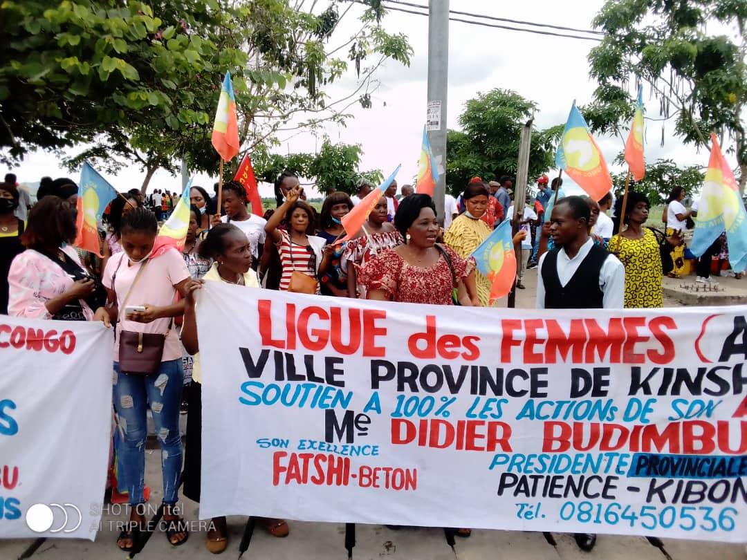 AvcRdc's tweet photo. Les drapeaux de AVC toujours flottants, cette fois-ci avec La ligue des femmes qui à son tour est présente à l’aéroport de Ndjili pour l’accueil du président de la république Félix-Antoine Tshisekedi ce jeudi 04 Nov 2021 https://t.co/YcT3ov5vXI