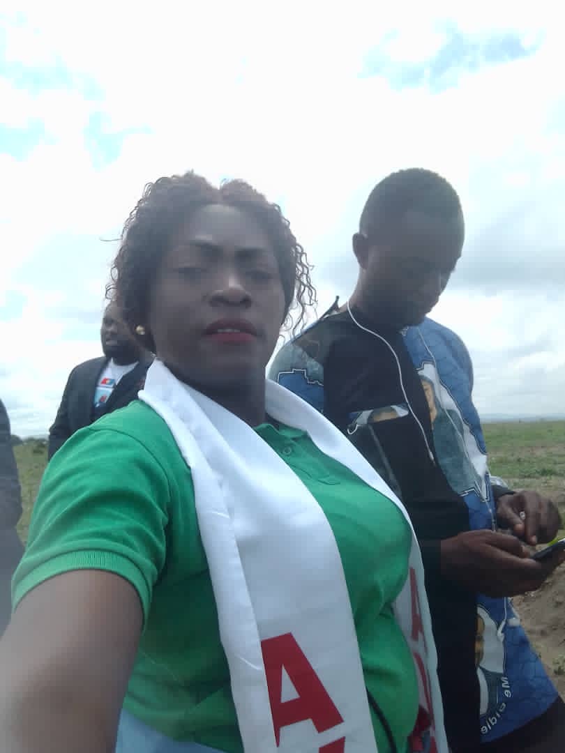 AvcRdc's tweet photo. Les drapeaux de AVC toujours flottants, cette fois-ci avec La ligue des femmes qui à son tour est présente à l’aéroport de Ndjili pour l’accueil du président de la république Félix-Antoine Tshisekedi ce jeudi 04 Nov 2021 https://t.co/YcT3ov5vXI