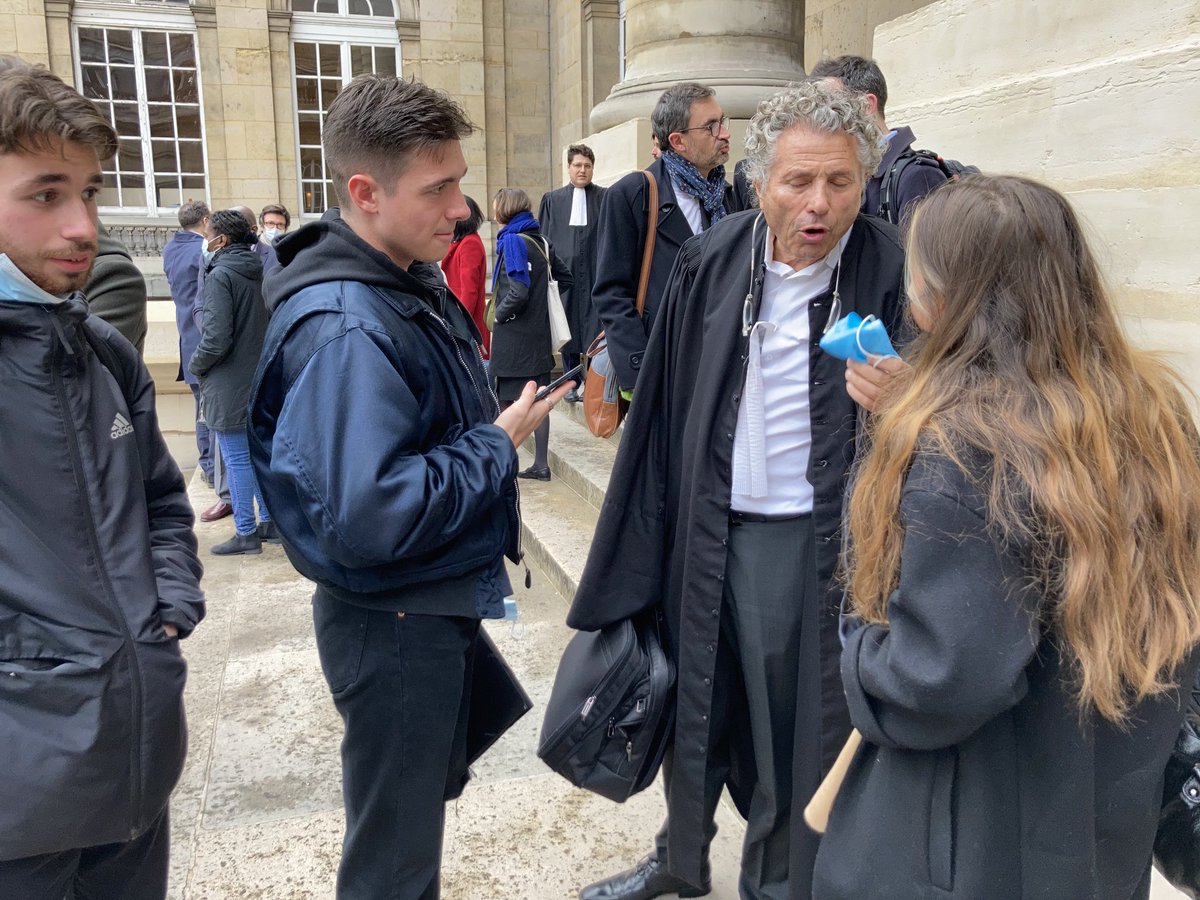 karine_dessale's tweet photo. Couverture par les #EFJ1 @EFJ_Officiel du #procès de l’affaire #MireilleKnoll ce matin à l’ancien #palaisdejustice #boulevarddupalais Avec les avocats de la famille endeuillée @GWGoldnadel et ceux des accusés @CharlesConsigny #realjournalism #news https://t.co/lrsuWu3BcX