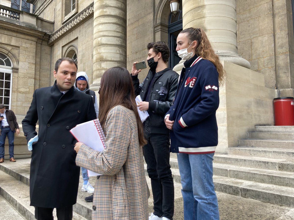 karine_dessale's tweet photo. Couverture par les #EFJ1 @EFJ_Officiel du #procès de l’affaire #MireilleKnoll ce matin à l’ancien #palaisdejustice #boulevarddupalais Avec les avocats de la famille endeuillée @GWGoldnadel et ceux des accusés @CharlesConsigny #realjournalism #news https://t.co/lrsuWu3BcX