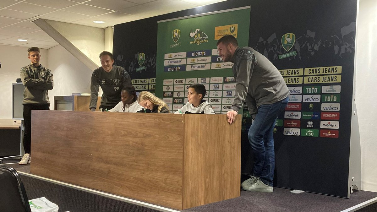 Kinderen van 4 wijkteams tekenden gisteren hun contract bij <a href="/ADODenHaag/">ADO Den Haag</a>! De komende maanden gaan zij 'leven als een ADO-prof'. Profvoetballers zetten zich vaak maatschappelijk in, dus de kinderen ook! Samen met ons gaan ze in actie komen voor hun wijk. We hebben er zin in!