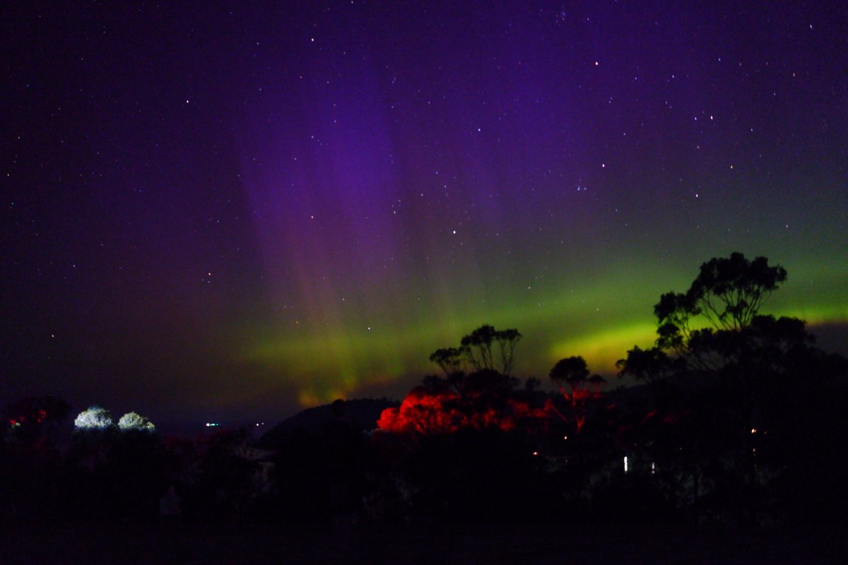 Notebook_Notes's tweet image. Unedited pictures of tonights #auroraaustralis dancing across the sky from #Hobart #Australia