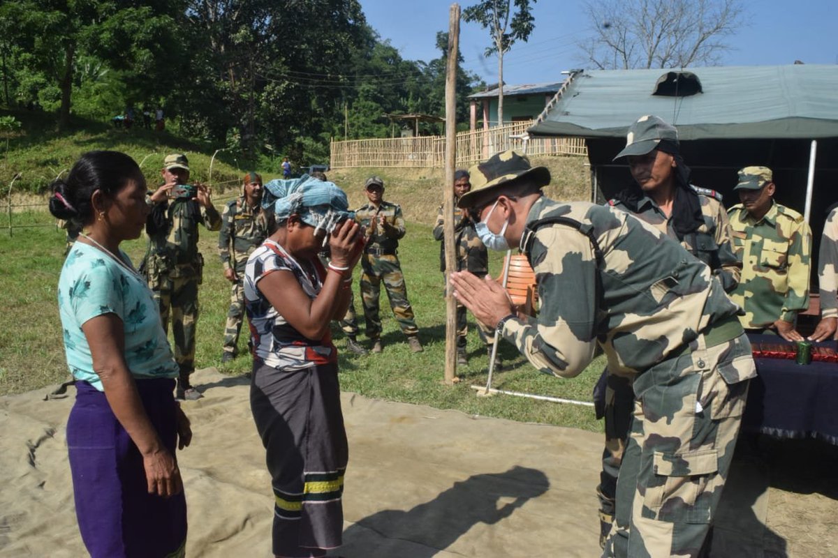 BSF_India's tweet photo. 04th Nov 2021
#Jampui Hill Ranges 
North Tripura District #Tripura 

The Jungles came alive as troops of 145 Bn #BSF, Nalkata shared joy of #Diwali Celebrations with border villagers fm Sagarpara &amp; Kolarampara with games, songs &amp; folk dances.

#JaiHind
#HappyDeepavali https://t.co/MOLKIzb4gE