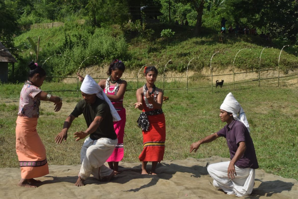 BSF_India's tweet photo. 04th Nov 2021
#Jampui Hill Ranges 
North Tripura District #Tripura 

The Jungles came alive as troops of 145 Bn #BSF, Nalkata shared joy of #Diwali Celebrations with border villagers fm Sagarpara &amp; Kolarampara with games, songs &amp; folk dances.

#JaiHind
#HappyDeepavali https://t.co/MOLKIzb4gE