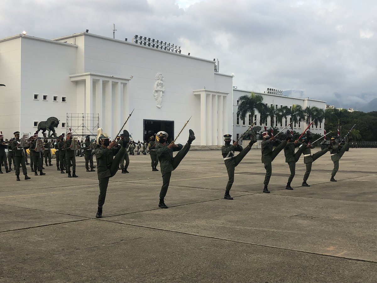 Educacion_MPPD's tweet photo. 📍Importante Il Desde el patio de Honor de la UMBV continúan las prácticas de la investidura de los Jóvenes Cadetes de nuestra #FANB, con la supervisión del MG Ricardo Nicodemo Ramos Viceministro de @Educacion_MPPD y del GB Dilio Rodríguez Díaz Rector de la @Umbv_Fanb. https://t.co/W7prw30kBa