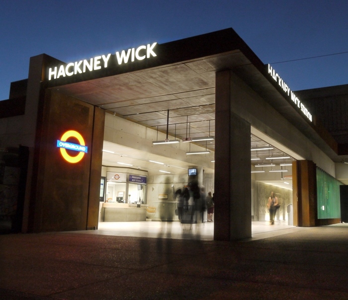 hwk_e9's tweet photo. Hackney Wick's concrete monolith Overground station is conveniently just 104m away from Bagel Factory.
Photo by @wendyihardieartist
#hackneywick #quickcommute #londondevelopment #boutiquedeveloper #londondeveloper https://t.co/YpBloL5gDE