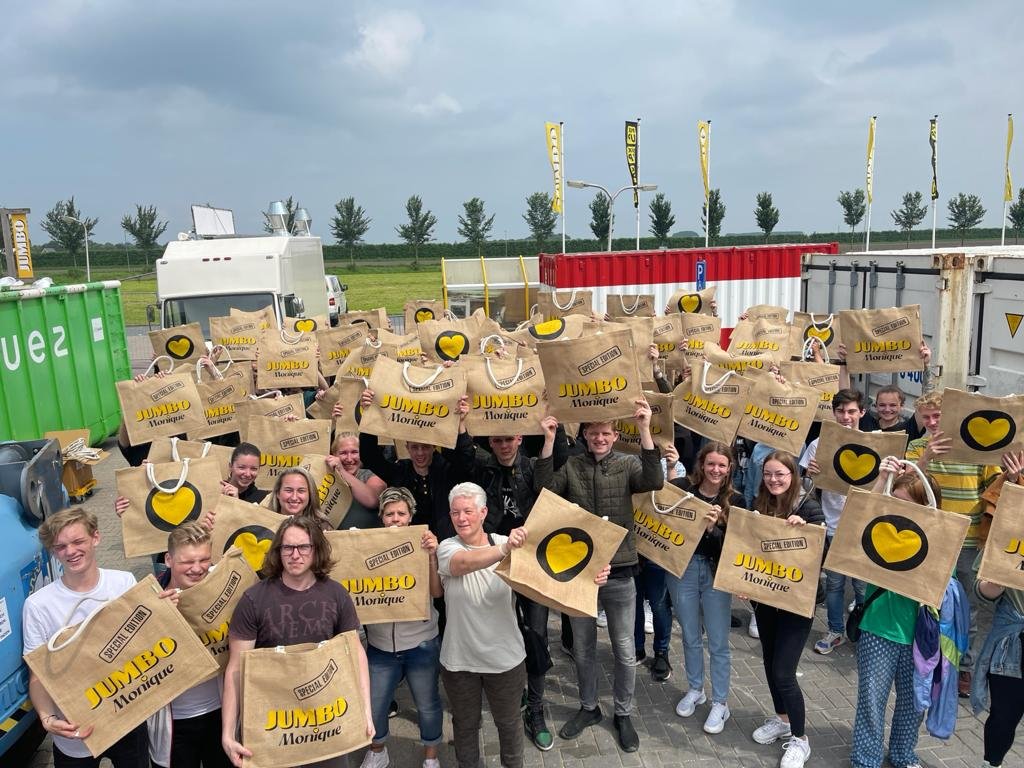 Een mooie winkel en goede processen bouwen vormen de basis, net zoals medewerkers. Een nette, schone winkel waar altijd goed contact met klanten is. Dat verwachten consumenten van ons. Toch geven medewerkers de grootste uitdaging, elke dag weer.
jumbomonique.nl/nieuws/medewer…