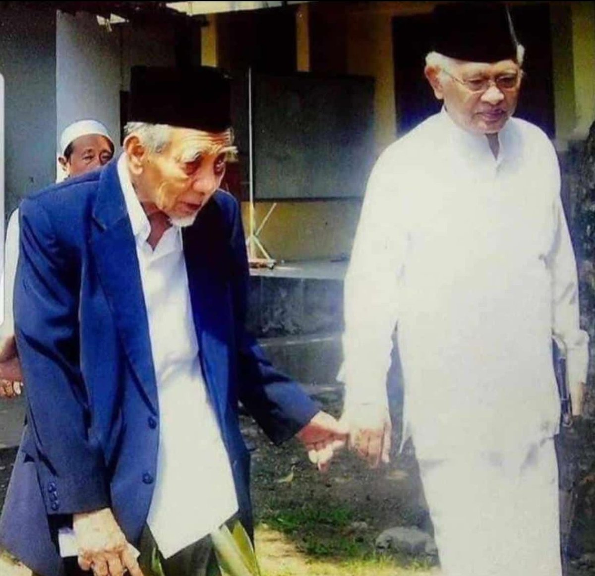 "Lek Mus iku nomer siji NU, nek aku nomer siji Garuda (Pancasila)" canda Mbah Moen kepada Gus Mus.