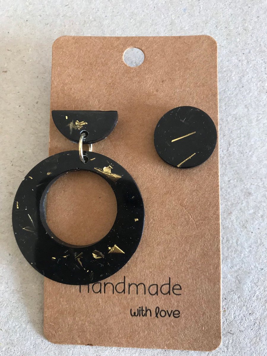 #asymmetricearrings #etsy #asymmetricjewelry #blackearrings #80sjewelry #80searrings etsy.me/3q3u4OP