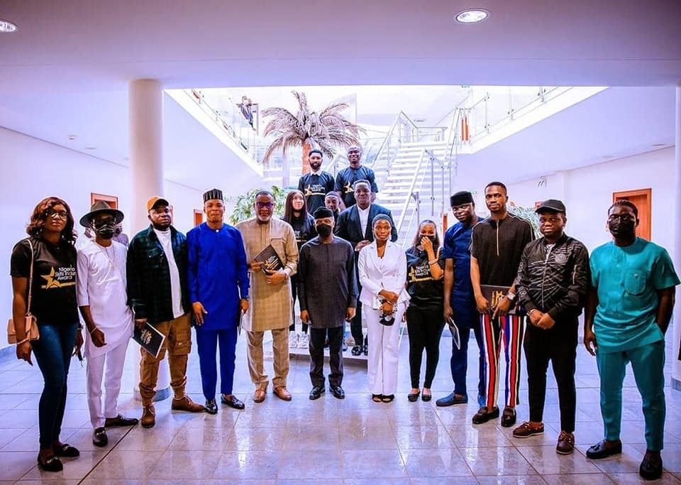 RazzPlugz's tweet photo. (Josh2funny); Ayo Ajewole (Woli Agba); Adebamiro Adeyanju (Mr. Hyenana), Adeoye Adeyemi Elesho (Yemi Elesho), among others paid a courtesy visit to the VP under the auspices of the Nigeria Skits Industry Awards being promoted by Bimbo Daramola.

#IkoyiBuildingCollapse #movies https://t.co/hzuftvra2p